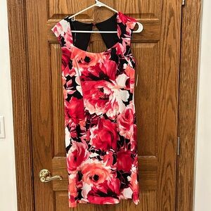 🍀NWT Connected apparel floral sleeveless dress with cut out and back. Size 8.